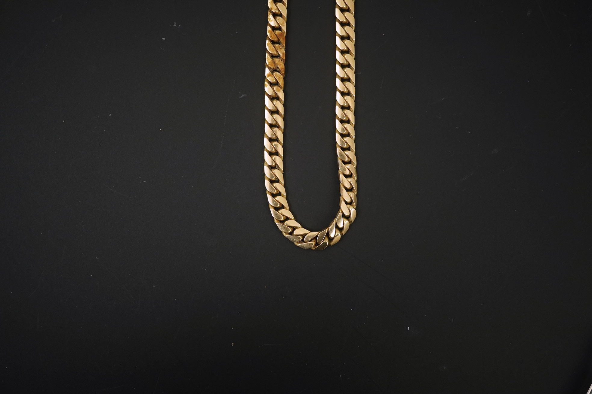 A modern 9ct gold curb link chain